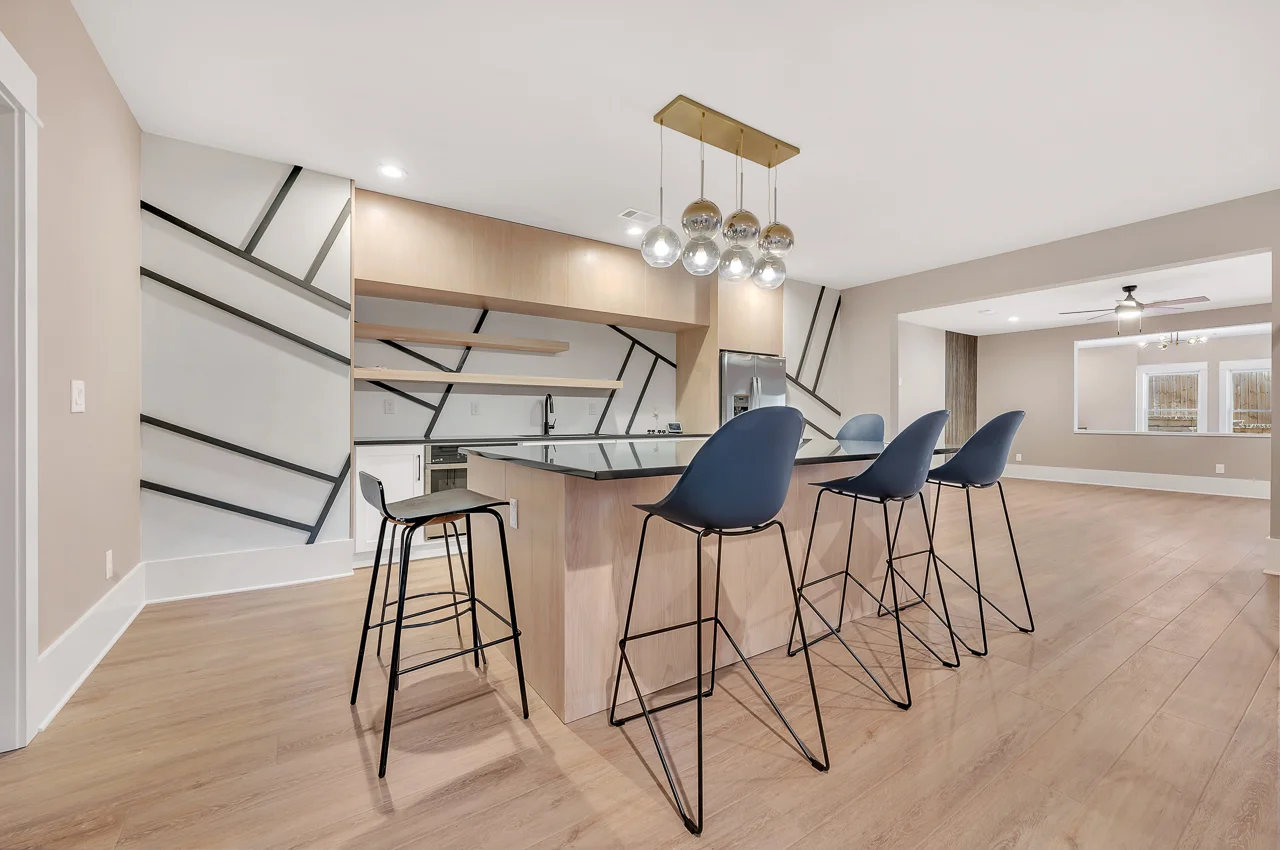 Luxury US kitchen with true-to-life colors, balanced lighting, and clear window views via flambient processing.