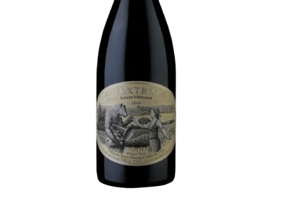 Professional clipping path for a wine bottle, perfectly isolated for high-end product catalog.